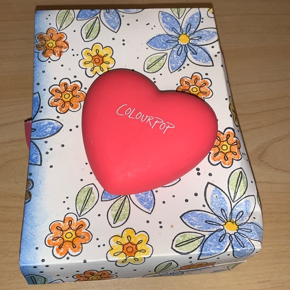 ❗LAST CHANCE❗NEW "Woo Me" Pressed Powder Blush in Heart Shaped Case - Picture 1 of 7